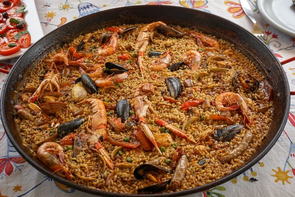Comment réussir une paella aux fruits de mer pour un repas convivial ?